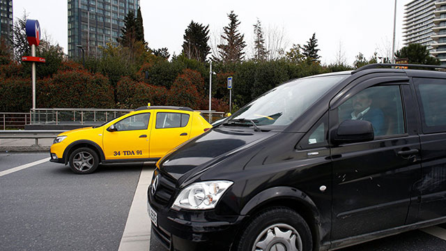Taksicilerin UBER'e açtığı dava ertelendi