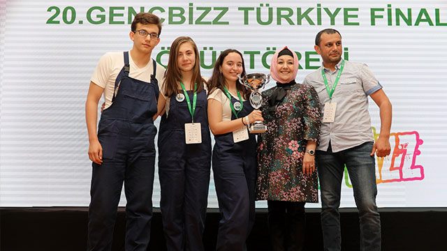 Liseli girişimciler deniz kirliliğinin önüne geçecek iş fikri ile Türkiye'yi temsil edecek