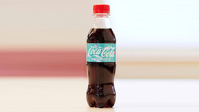 Coca-Cola, geri dönüştürülmüş plastiklerden yapılan ilk numune şişesini tanıttı