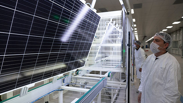 "Made in Türkiye" damgalı güneş panelleri üretim bandından iniyor