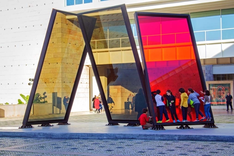 <p>Şehrin modern sanat duraklarından biri olan ve 1992'de Portekiz'in AB başkanlığı için inşa edilen Belem Kültür Merkezi, uluslararası sanat sergilerine, dünyaca ünlü müzik ve tiyatro gösterileri ile kongrelere ev sahipliği yapıyor. </p>