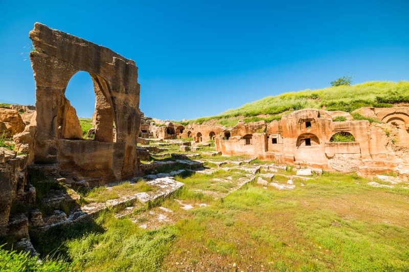 <p>Üç farklı dinin ortak noktada buluştuğu devasa bir Nekropol'e sahip Dara Antik Kenti; M.Ö. 300 yılında Persler tarafından kurulmuş</p>