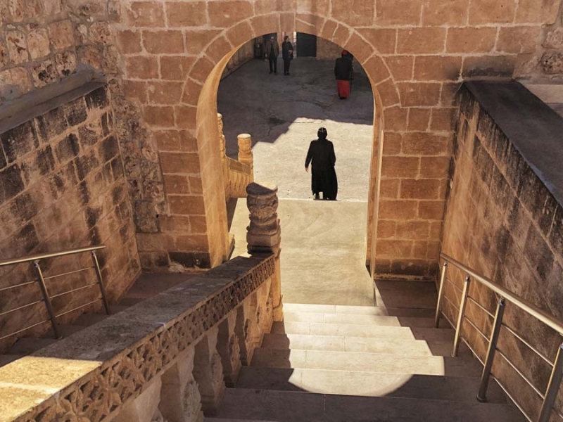 <p>Diğer bir ismi Deyrulumur Manastırı. Midyat'ın 23 kilometre güneydoğusunda bulunan manastır, meşe ağaçlarıyla kaplı yüksek bir tepede inşa edilmiş.</p>