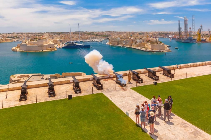 <p>Marsaxlokk dönüşünde hem soluklanmak hem de romantik bir günbatımı izlemek isterseniz Yukarı Baraka Bahçesi, Osmanlı kuşatmasına da sahne olan Büyük Liman'ı, devasa surları, Cospicua, Vittoriosa ve Senglea isimli üç şehri görebileceğiniz kartpostalları aratmayan bir manzara sunuyor.</p>