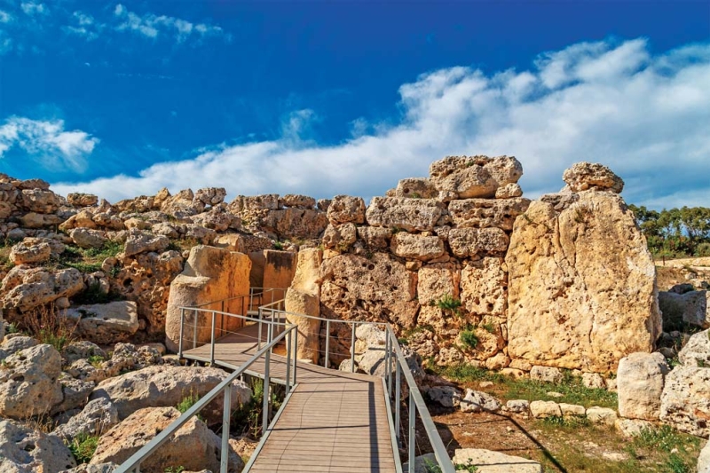<p>UNESCO Kültür Mirası Listesi'nde de yer alan Ggantija Tapınağı ise görülmesi gereken önemli yerlerin başında bulunuyor.</p>
