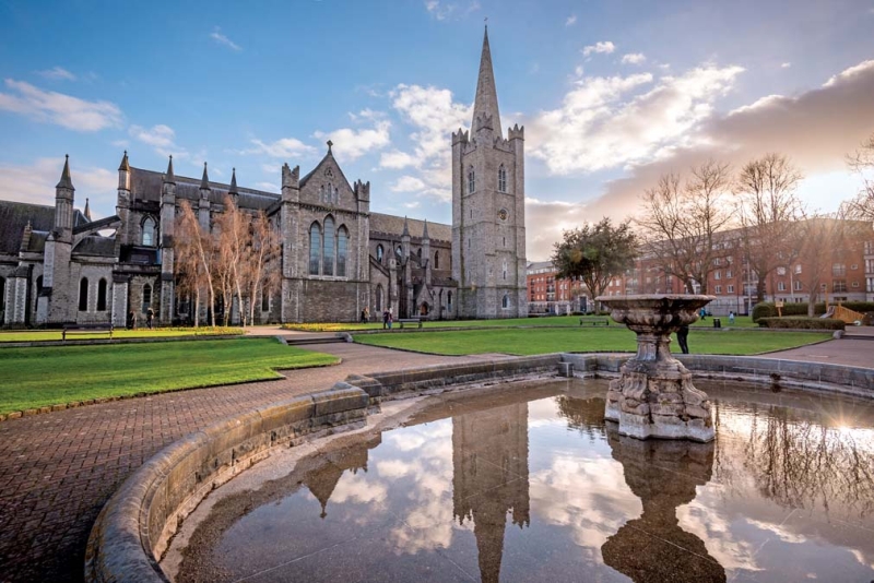 <p>Kaleden çıkıp şehrin bir başka Gotik yapısı olan St. PatrickKatedrali'ne uğrayabilirsiniz. Şehrin koruyucusu olan St. Patrick'eadanan katedral, 1030 yılında inşa ediliyor.</p>