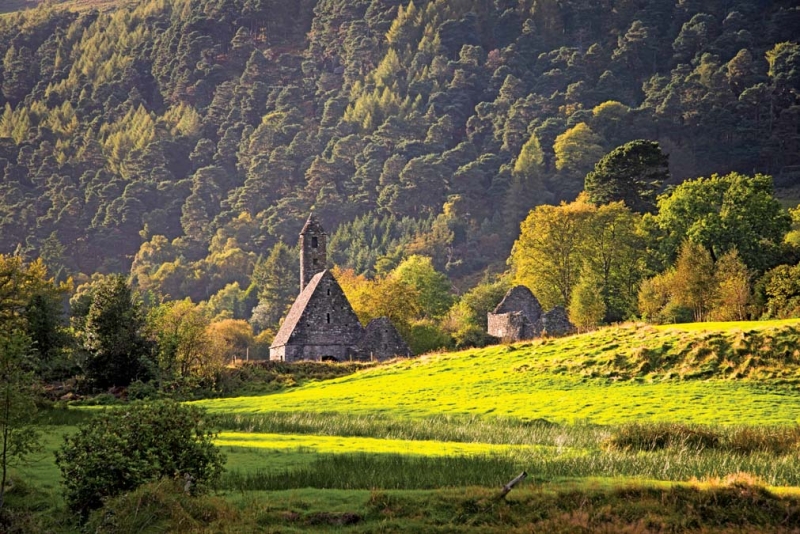 <p>Dublin'den yaklaşık bir saat uzaklıktaki Glendalough, doğası ile muhteşem bir köy.</p>