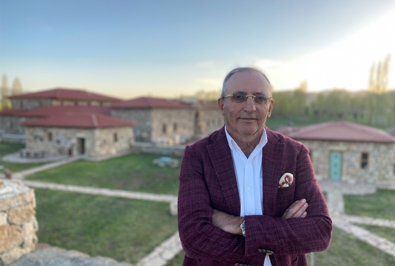 <p>Kenan Yavuz Etnografya Müzesi'ni bir hayalden uluslararası üne kavuşturan isim, daha önce Türkiye'de farklı şirketlerde ceo olarak görev yapan Kenan Yavuz. Doğduğu topraklara yıllar sonra bir hayalin peşinden koşarak  geri dönen Yavuz, "Bize gelen bizi yaşar" diyerek, herkesi bu müzeyi görmeye davet ediyor.</p>