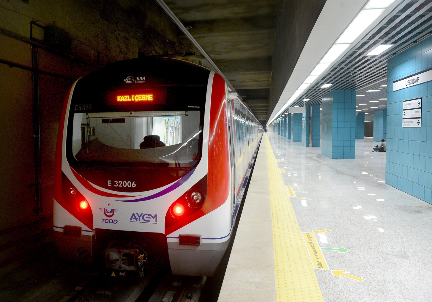 Стамбул метро новый. Istanbul Marmaray метро. Турецкий поезд Marmaray. Стамбульский метрополитен поезда. Метро в Стамбуле линия м7.