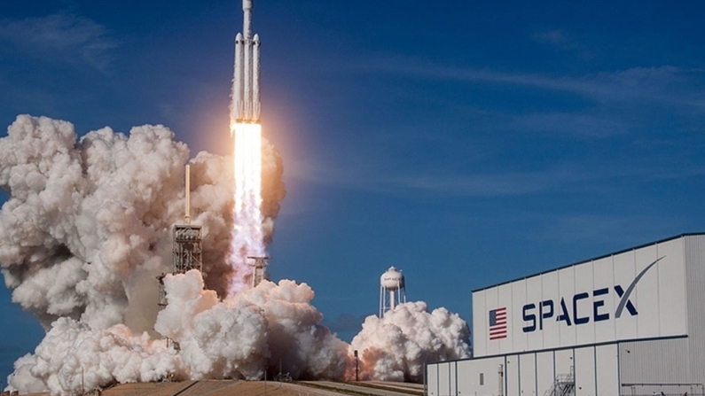 SpaceX, Falcon 9 roketiyle 49 uyduyu daha uzağa taşıyarak yörüngeye yerleştirdi