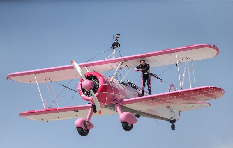 <p>Del Buono çifti, Eskişehir'in Sivrihisar ilçesinde bu yıl 7'ncisi gerçekleştirilen "Sivrihisar Hava Gösterileri 2022"de pembe renkli uçaklarıyla gösteri sundu.</p>