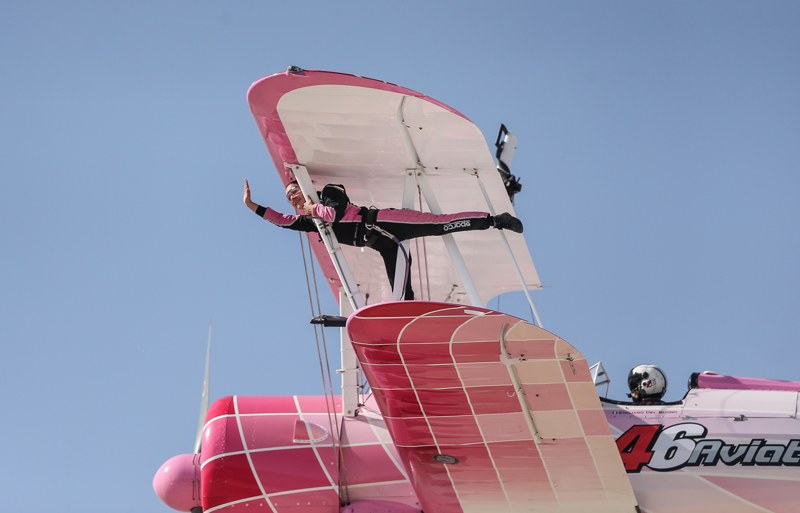 <p>Bazı manevralarda özel bir aparatla kendini uçağın üzerine sabitleyen Danielle Del Buono'nun uçağın kanadının üzerinde ve kanatlar arasında sunduğu gösteri izleyenleri heyecanlandırdı.</p>