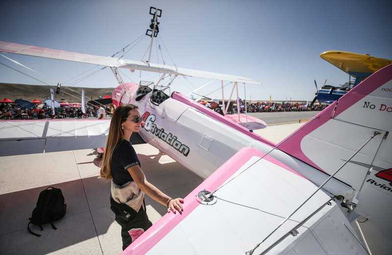 <p>Hız ve yükseklikle mücadele ederken güçlü bir uçağa ihtiyaç olduğunu anlatan Del Buono, "Uçağımız çok güçlü ama eşim çok narin ve zarif. Onunla gökyüzünde bulunmak çok romantik oluyor." dedi.</p>