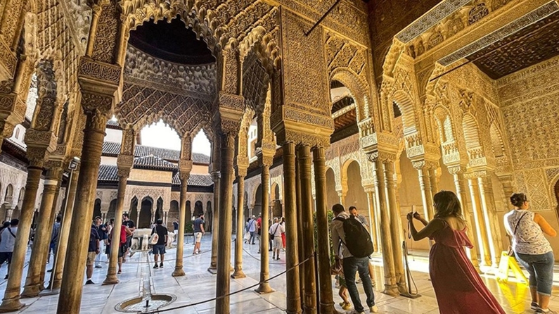 UNESCO Dünya Kültür Mirası listesinde yer alan El Hamra Sarayı ihtişamını koruyor
