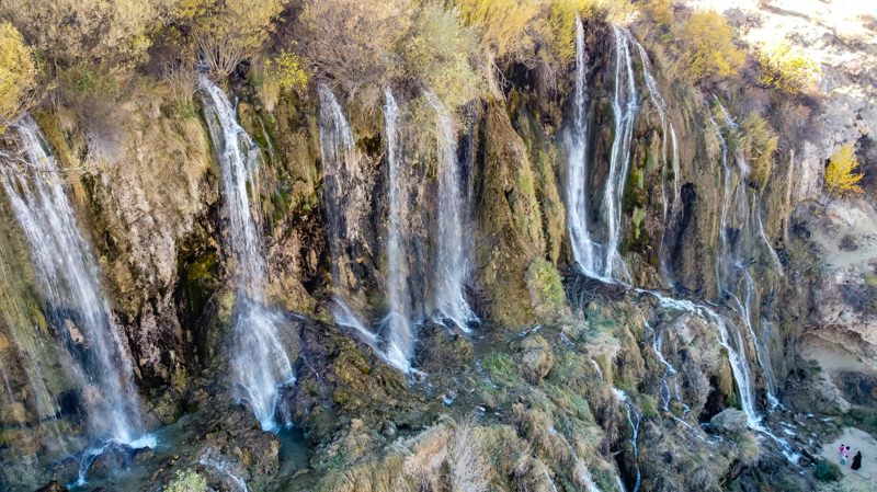 <p>Erzincan kent merkezine 35 kilometre uzaklıkta Munzur Dağı eteklerinde bulunan Kalecik köyündeki 9 ayrı kaynak suyunun birleşmesiyle oluşan Girlevik Şelalesi, her mevsim farklı güzellik sunuyor.</p>