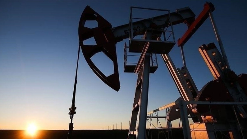 Brent petrolün varil fiyatı yeni haftaya düşüşle başladı