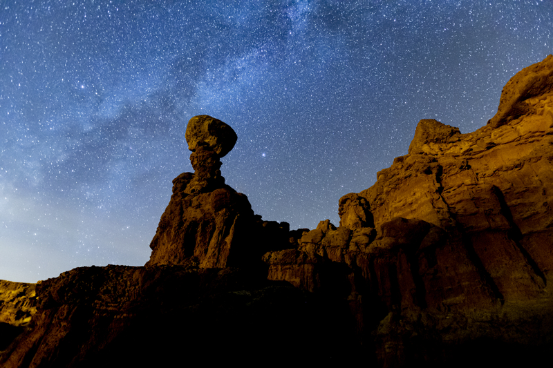 <p>ABD'deki Büyük Kanyon'a benzerliğiyle gündüz yerli ve yabancı turistleri ağırlayan peribacaları, gece de uzun pozlama tekniğiyle yıldız ve Samanyolu galaksisi çekmek isteyen fotoğraf tutkunlarının uğrak yeri oluyor.</p>