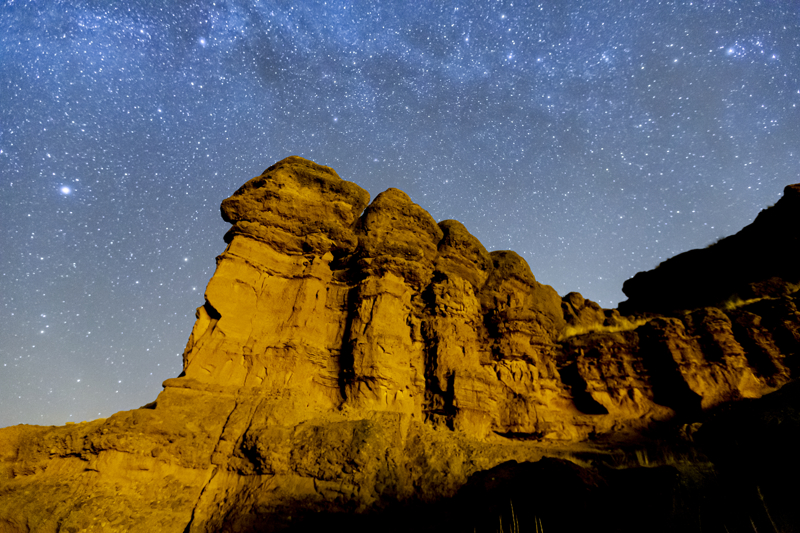<p>Fotoğrafçılar, hava sıcaklığının sıfırın altına düştüğü bölgede gece boyu peribacalarını yıldızlarla bütünleştiren kareler çekti.</p>