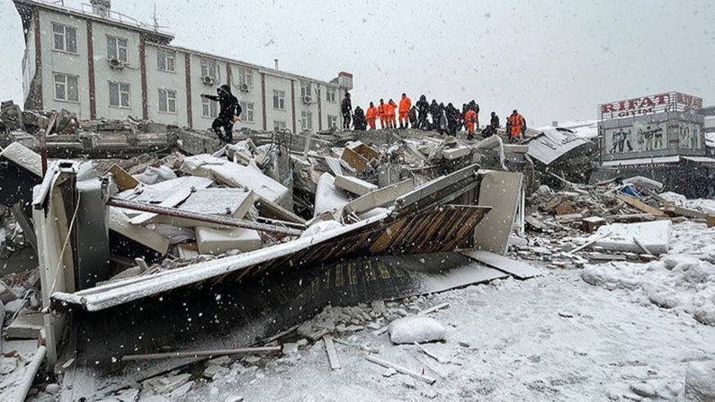 Türkiye Müteahhitler Birliği, iş makinelerini deprem bölgelerine yönlendirdi