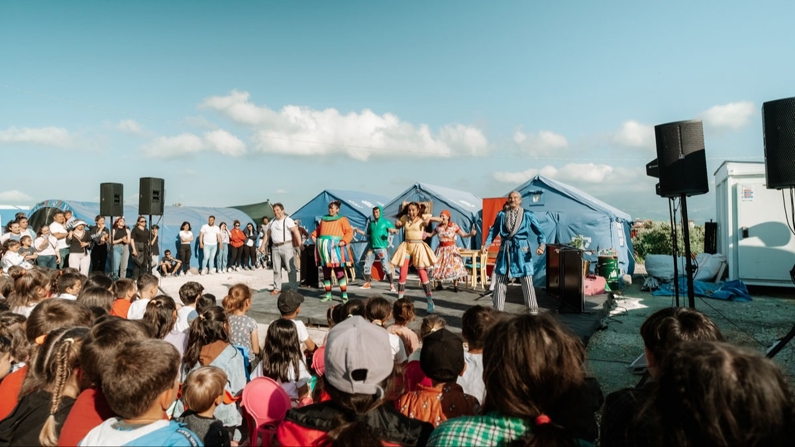 Zorlu Çocuk Tiyatrosu, deprem bölgesinde çocukların yüzünü güldürmeyi amaçlıyor
