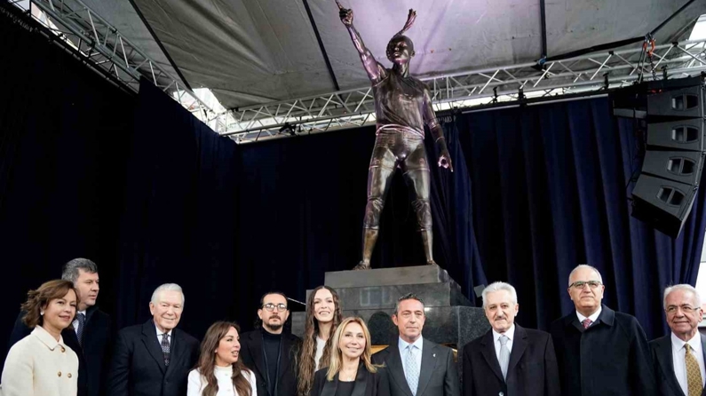 Milli Voleybolcu Eda Erdem Dündar'ın heykeli açıldı