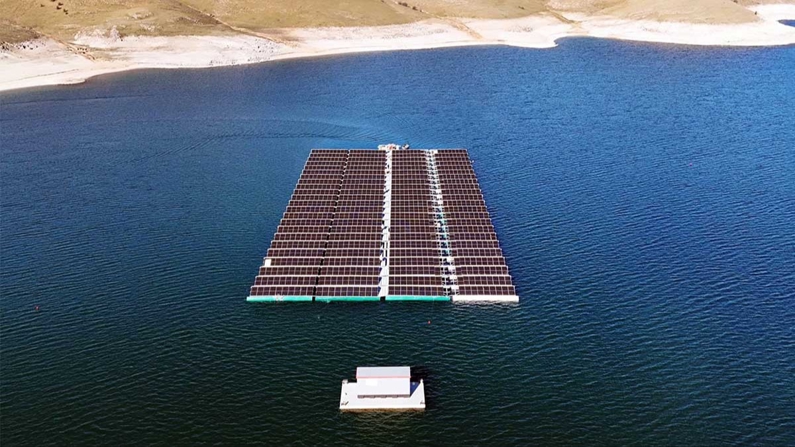 Türkiye'nin ilk yüzer güneş enerji santrali