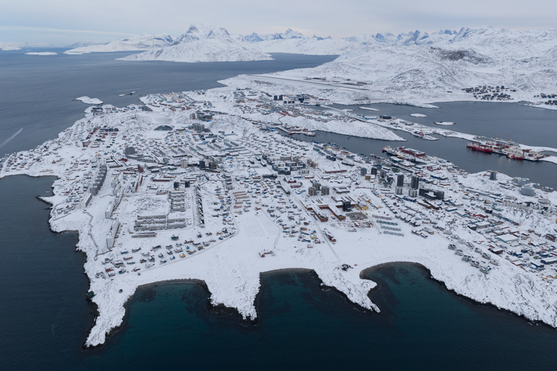 <p>Grönland Danimarka'ya bağlı özerk bir bölge. Nüfusu yaklaşık 57 bin. </p>