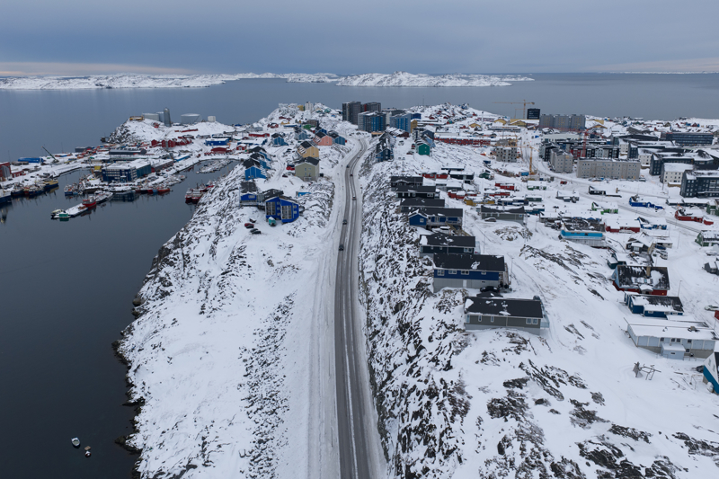 Grönland'ın toplam alanı 2,16 milyon kilometrekare. Kara kütlesinin neredeyse %80'i <a href="#0" target="_blank">buz örtüsüyle</a> kaplı.