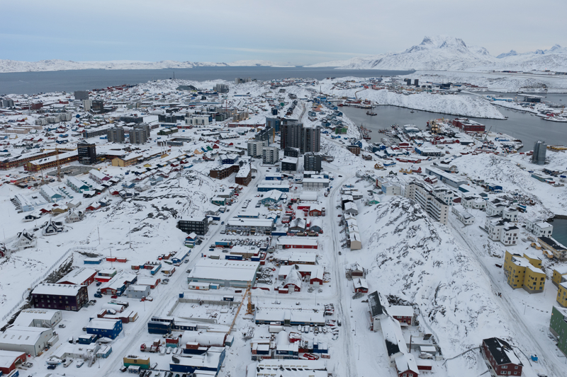 Modern yaşam ile Arktik doğanın iç içe geçtiği Nuuk, Grönland'ın karakteristik yapısını yansıtıyor.