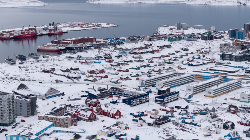 <p>Grönland, kış sıcaklıklarının -50°C'ye kadar düştüğü ve yaz sıcaklıklarının nadiren 10-15°C'yi geçtiği kutup bölgesinde yer alıyor. </p><p>Ancak, büyüklüğü nedeniyle, sıcaklıklar adanın bir bölgesinden diğerine önemli ölçüde değişebiliyor. </p>