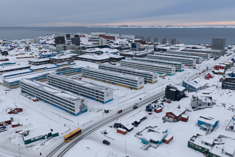 <p>Bazı kaynaklara göre ada buzsuz alan neredeyse İsveç kadar büyük ancak bunun çok küçük bir kısmı tarıma elverişli. Balıkçılık ve deniz ürünleri Grönland ekonomisinin bel kemiği.</p>