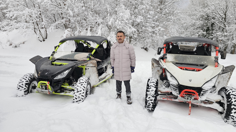 <p>Başiskele ilçesindeki Menekşe Yaylası mevkisinde kış safarisi yapan Kocaeli Valisi İlhami Aktaş, dağların yüksek kesimlerinde kar kalınlığının dizlere kadar ulaştığını söyledi.</p><p><br></p><p>Aktaş, "Güneşin de parıldamasıyla etraf inci gibi parlıyor. Harika bir şehir. İki deniziyle, dağlarıyla, ormanıyla, yeşiliyle cennet köşesi bir ilimiz Kocaeli." ifadelerini kullandı.</p><p><br></p><p>BÖLGEYİ ZİYARET EDENELRE UYARILAR</p><p><br></p><p>Aktaş, bölgeyi ziyaret eden sürücülere kar lastiği kullanmalarını, çekme halatı, takoz ve zincir bulundurmalarını tavsiye ederek, "Yolda kalma durumunda sadece kendileri değil, trafikteki tüm vatandaşlarımız etkileniyor ve özellikle hafta sonları yoğunluktan bu cennet manzaraları görmeye gelen vatandaşlarımız trafik sıkışıklığı içerisinde kalıyorlar." diye konuştu.</p>