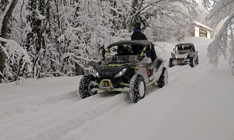 <p>ATV, UTV ve off-road meraklıları, beyaz örtüyle kaplanan dağ yollarında adrenalin dolu deneyim yaşıyor.</p>