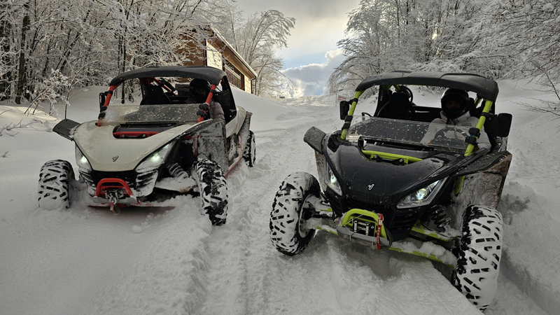 <p>Arkadaşlarıyla Samanlı Dağları'na gelerek safari yapan Mehmet Ali Kaşka da yaklaşık bir haftadır bölgede kar olduğunu kaydetti.</p><p><br></p><p>Kaşka, keyifli anlar geçirdiklerini belirterek, "Biz de UTV, ATV gibi donanımlı araçlarla tepelere çıktık. Tedbirler alınırsa rahatlıkla, yolda kalmadan kimseyi rahatsız etmeden güzel keyifli bir gün geçirebilmek mümkün." dedi.</p><p><br></p><p>Emine Çakır ise yarım metrenin üzerinde kar olduğunu dile getirerek, "Yüksek kesimlerde UTV'yi kullanarak ya da kayak yaparak bunun keyfini çıkarıyoruz." ifadesini kullandı.</p>