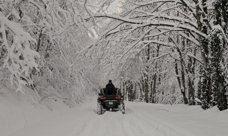 <p>AA'nın haberine göre geniş orman dokusu ve farklı zorluk seviyelerine sahip parkurlarıyla dikkati çeken Samanlı Dağları, kış safarisi tutkunlarını çekiyor. </p><p><br></p><p>ATV, UTV ve off-road meraklıları, beyaz örtüyle kaplanan dağ yollarında adrenalin dolu deneyim yaşıyor.</p><p>Karla kaplı patikalarda ilerleyen sürücüler, zaman zaman mola vererek orman manzaralarını ve zirveleri fotoğraflıyor.</p>