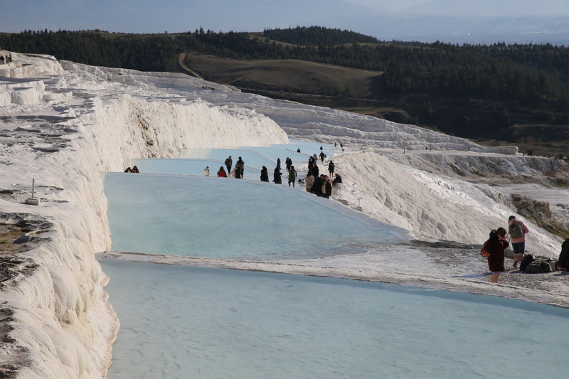 <p>Pamukkale tarihi, kültürel ve doğal zenginliklerinin yanı sıra sıcak hava balon turu ve paraşüt sporları imkanlarıyla turistlerden ilgi görüyor.</p><p><br></p><p>Dünyanın dört bir tarafından bölgeye gelen yerli ve yabancı turistler, travertenleri ve çevredeki antik kentleri gezme fırsatı buluyor.</p>