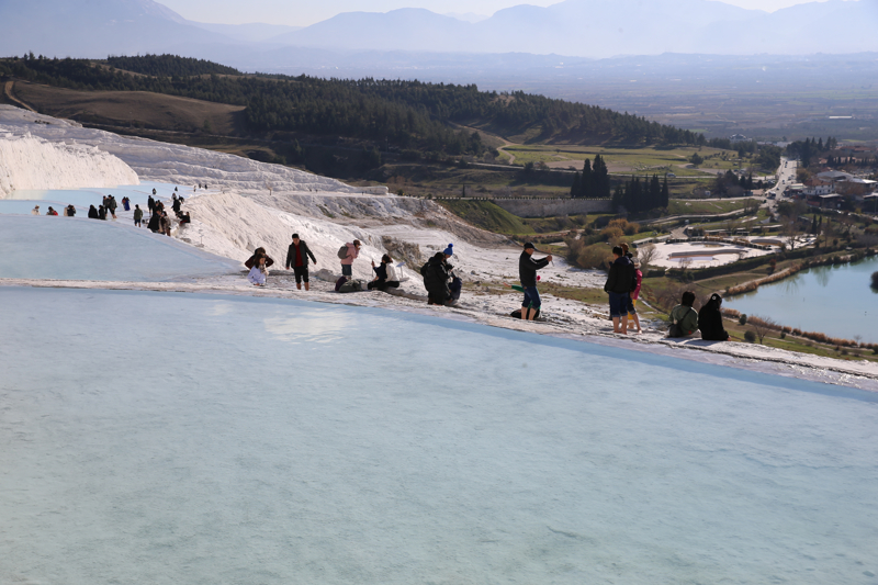 Bölgeyi en çok tercih eden yabancı turistler arasında Çinlilerin önemli payı bulunuyor. Pamukkale'yi geçen yıl 34 bin 867 Çinli gezdi. Çinli turistler, bölgeye gelen konaklamalı yabancılar sıralamasında 3. sırada yer aldı.