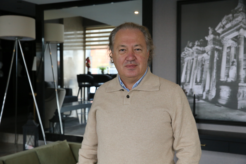 <p><b>SABIRSIZLIKLA BEKLİYORUZ</b></p><p><br></p><p>Türkiye Otelciler Federasyonu (TÜROFED) Başkan Yardımcısı Gazi Murat Şen de Pamukkale'nin uzun yıllardır Çinlilerin uğrak yerlerinden olduğunu kaydetti.</p><p>Vize muafiyetinin Çin'den gelecek misafir sayısını artıracağını söyleyen Şen, "Bundan en fazla yararlanacak olan bölgelerden bir tanesi Pamukkale'dir. Burada en önemli faktör, talep eden Çinli misafirlerin yeterince uçak bulabilmesidir. Uçak ve sefer sayısı arttığında yıllardır bizim hayal ettiğimiz 1 milyonun üzerinde Çinli misafiri biz ülkemizde göreceğiz. Çinli misafirlerin çok büyük bir bölümü Pamukkale Hierapolis bölgesini ziyaret edecektir. Bunu sabırsızlıkla bekliyoruz." diye konuştu.</p>