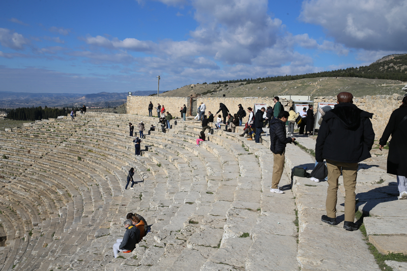 <p><b>Pamukkale'de 2025 yılında konaklayan yabancı turist sayıları şöyle:</b></p><p><br></p><p>1. Güney Kore: 67 bin 588</p><p>2. İtalya: 55 bin 840</p><p>3. Çin Halk Cumhuriyeti: 34 bin 867</p><p>4. İspanya: 34 bin 423</p><p>5. Brezilya: 32 bin 423</p><p>6. Almanya: 30 bin 136</p><p>7. Japonya: 28 bin 699</p><p>8. ABD: 28 bin 42</p><p>9. Rusya: 26 bin 320</p><p>10. Tayvan: 23 bin 508</p>