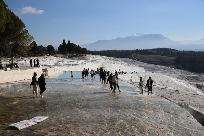 Pamukkale'deki konaklamalı yabancı turist sayısında Çinlilerin 2024 yılında ilk, geçen yıl da üçüncü sırada yer aldığını anlatan Köseoğlu, "2026 yılında vizenin kaldırılmasıyla beraber bölgemize 80-100 bin civarında Çinli turistin gelmesini bekliyoruz. Çin Halk Cumhuriyeti ile Türkiye arasındaki uçak seferlerinin de artması gerekiyor. <div><p><br></p><p>Şu anki durumda haftalık 21-22 olan uçuş sayısı sezonla beraber haftada 50 sayılarına ulaşacak. Bu, turist sayısına olumlu yansıyacak." diye konuştu.</p></div>