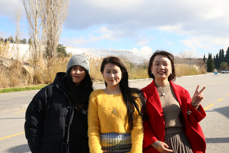 <p><b>ÇİNLİ TURİSTLER NELER SÖYLÜYOR</b></p><p><b><br></b></p><p>Çinli turistlerin görüşleri</p><p>Pamukkale'ye gelen Çinli turist Yan Liu de bölgenin tarihini ve doğal yapısını çok güzel bulduğunu dile getirdi.</p><p>Mei Zhang ise vize muafiyeti sayesinde Türkiye'ye daha kolay seyahat edilebileceğini belirterek, "Bu uygulamayla Çinliler Türkiye'ye daha rahat ulaşabilecek. Böylece Türkiye'nin kültürünü ve tarihi mirasını yakından görme fırsatı bulacağız." dedi.</p><p>Jing Wang da Türkiye'nin doğal güzelliklerini görmek için geldiğini ifade ederek, "Vize muafiyetinden sonra çok sayıda Çinli turistin Türkiye'ye geleceğine inanıyorum. Aynı zamanda Türk turistlerin de Çin'i ziyaret etmesini isterim." ifadelerini kullandı.</p>