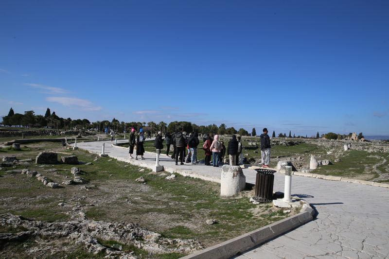 <p>Köseoğlu, Çinli misafirlerin kültür turizmine çok önem verdiğini ifade ederek, şöyle devam etti:</p><p><br></p><p>"Bu da bizim iddialı olduğumuz bir turizm çeşidi. Biz Çinli turist anlamında bu gelişmeyi çok olumlu karşıladık ve sektörümüze ciddi bir hareketlilik getirmesini bekliyoruz. Öncelikle uçak seferlerinin yeterli seviyeye gelmesi gerekiyor. Tarifeli seferlerin dışında zamanla charter seferler de düzenlenmeye başlanınca çok daha iyi rakamlara ulaşılacağına inanıyoruz. Hem turizmcilere hem de esnafa ciddi bir katkı sağlayacak."</p>