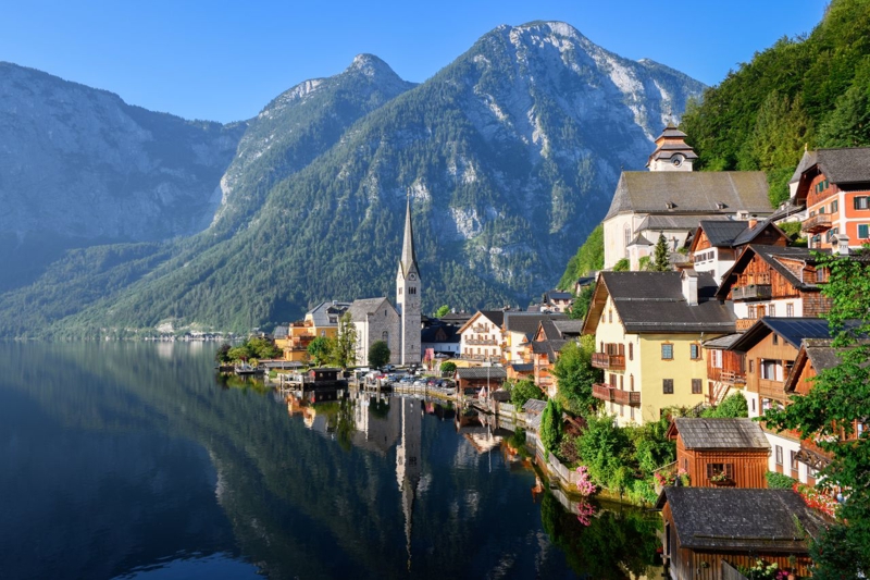 <p>UNESCO Dünya Mirası Listesi'nde yer alan Hallstatt; tarihi 7 bin yıl öncesine uzanan tuz madenciliği geçmişi, pastel tonlardaki ahşap evleri ve göl ile Alp dağlarının oluşturduğu dramatik manzarasıyla dünyanın en çok fotoğraflanan köylerinden biri. </p><p><br></p><p>Özellikle kış aylarında karla kaplı çatıları ve sisli göl manzarası, burayı adeta bir masal diyarına dönüştürüyor.</p>
