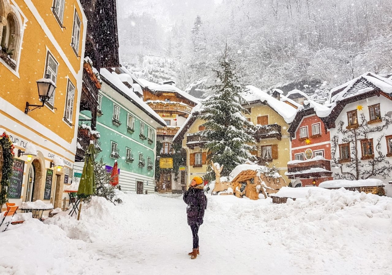 <p><b>DAR SOKAKLARDA OTOBÜS KUYURKLARI</b></p><p><br></p><p>Yüzlerce tur otobüsü ve özel araç, köyün dar yollarında trafik sıkışıklığına yol açıyor. Gürültü, özel mülklere izinsiz girişler ve yürüyüş yollarının kalabalık nedeniyle zaman zaman kapanması, yerel halkın günlük yaşamını sekteye uğratıyor.</p><p><br></p><p>Euronews'te yer alan habere göre, köy sakinleri artan ziyaretçi baskısından şikâyetçi. Bazı günler nüfusun onlarca katına ulaşan turist sayısı, altyapı üzerinde ciddi yük oluşturuyor.</p>