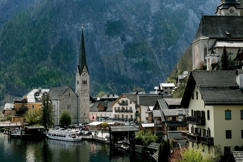 <p><b>DİSNEY FİLMİ SÖYLENTİSİ İLGİYİ KATLADI</b></p><p><br></p><p>Köyün son yıllardaki popülaritesinde ise güçlü bir söylenti etkili oldu. <b>Disney'in animasyon filmi Frozen'daki Arendelle Krallığı'na</b> Hallstatt'ın ilham verdiği iddiası, sosyal medyada hızla yayıldı. </p><p><br></p><p>Ziyaretçilerin büyük bölümü, Arendelle'e benzediği düşünülen göl manzarasında fotoğraf çektirip kısa sürede bölgeden ayrılıyor. Ancak bu "hızlı ziyaret" modeli, köy ekonomisine beklenen katkıyı sağlamıyor. </p><p><br></p><p>Geceleme oranları ve yerel harcamalar sınırlı kalırken, günlük turist yoğunluğu köy yaşamını zorlaştırıyor.</p>