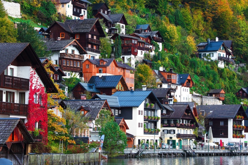 <p>Yerel yönetim ise çözüm arayışında. Ancak özellikle yüksek sezonda bu sınırlar kısa sürede doluyor ve kalabalık kontrolü zorlaşıyor.</p><p><br></p><p>Masalsı görünümüyle dünyanın ilgisini çeken Hallstatt, o ilginin gölgesinde daha sürdürülebilir bir turizm modeli arıyor.</p><p><br></p><p> Köyün tarihi ve kültürel değerleri kadar, sakinlerinin yaşam kalitesinin de korunması gerektiği vurgulanıyor.</p>