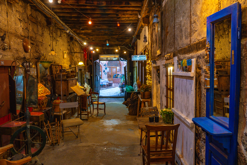 Geleneksel el sanatlarının sürdürüldüğü bölge, geçmişle bugünü buluşturan atmosferi ve renkli vitrinleriyle ziyaretçilerine çok katmanlı bir şehir deneyimi sunuyor. (Fotoğraflar; AA)