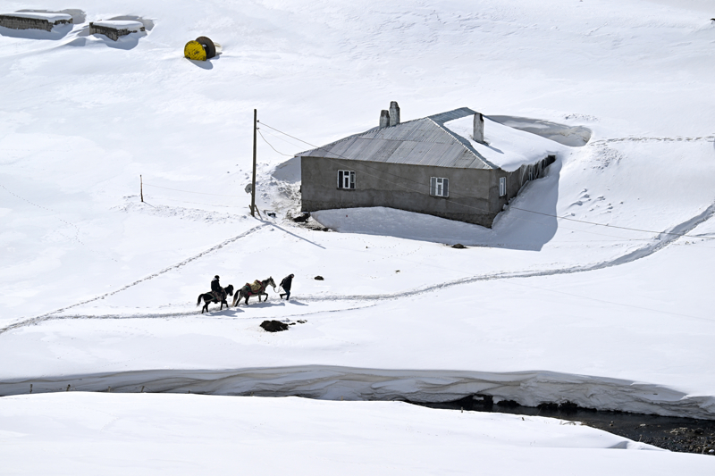 "Çok zor şartlar altında burada yaşam mücadelesi veriyoruz. 10 kilometrelik yolda 18 çığ yatağı var. İlçeye gidenler akşam dönmekte zorlanıyor. Bazen çığ korkusundan dolayı diğer mahallelerde kalıyoruz. Rakım yüksek olduğu için sürekli kar ve tipi etkili oluyor. Büyükşehir Belediyesi ekipleri yolumuzu sürekli açıyor ama hemen sonrasında tekrar kapanıyor. Ulaşımımızı bazen atlarla sağlıyoruz çünkü tipi çığ yataklarını dolduruyor ve sürekli çığ düşüyor. Mahallede kar kalınlığı 3-4 metreyi buluyor. Bazen bir ay boyunca kimse evden çıkamıyor. Ulaşımı tünellerden sağlıyoruz. Yolun yarısında kar tünelleri var. Talebimiz yol güzergahının değiştirilmesi. Alternatif bir yol sunulursa rahat ederiz. Tünellerden dua ederek geçmeye çalışıyoruz. Her an çığ düşecek diye çok korkuyoruz."