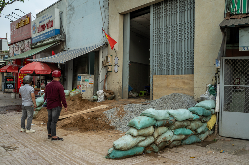 Ho Chi Minh ya da eski adıyla Saygon, Vietnam'ın en büyük kenti. Şehir, adını taşıyan Saygon Nehri'nin kıyısında kurulu. Şehrin büyük bir bölümü deniz seviyesinden sadece 0 ile 2 metre yükseklikte. Şehir merkezi Güney Çin Denizi'nden kuş uçuşu yaklaşık 50 km içeride...