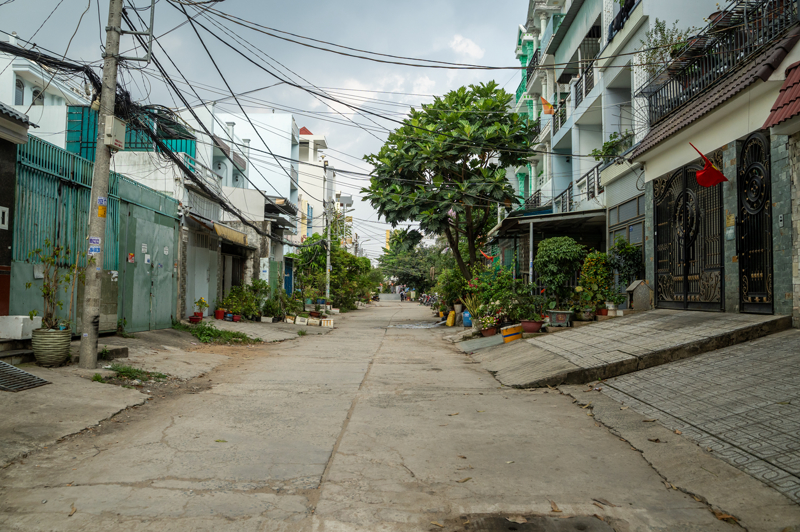 <p>KENT NEDEN BATIYOR? </p><p><br></p><p>Bu tehlikeli süreci tetikleyen ana unsurlar ise; nehir ve kanallardaki su seviyesinin yükselmesi, kontrolsüz yeraltı suyu kullanımı ve devasa kentsel projelerin yarattığı muazzam ağırlık.</p>